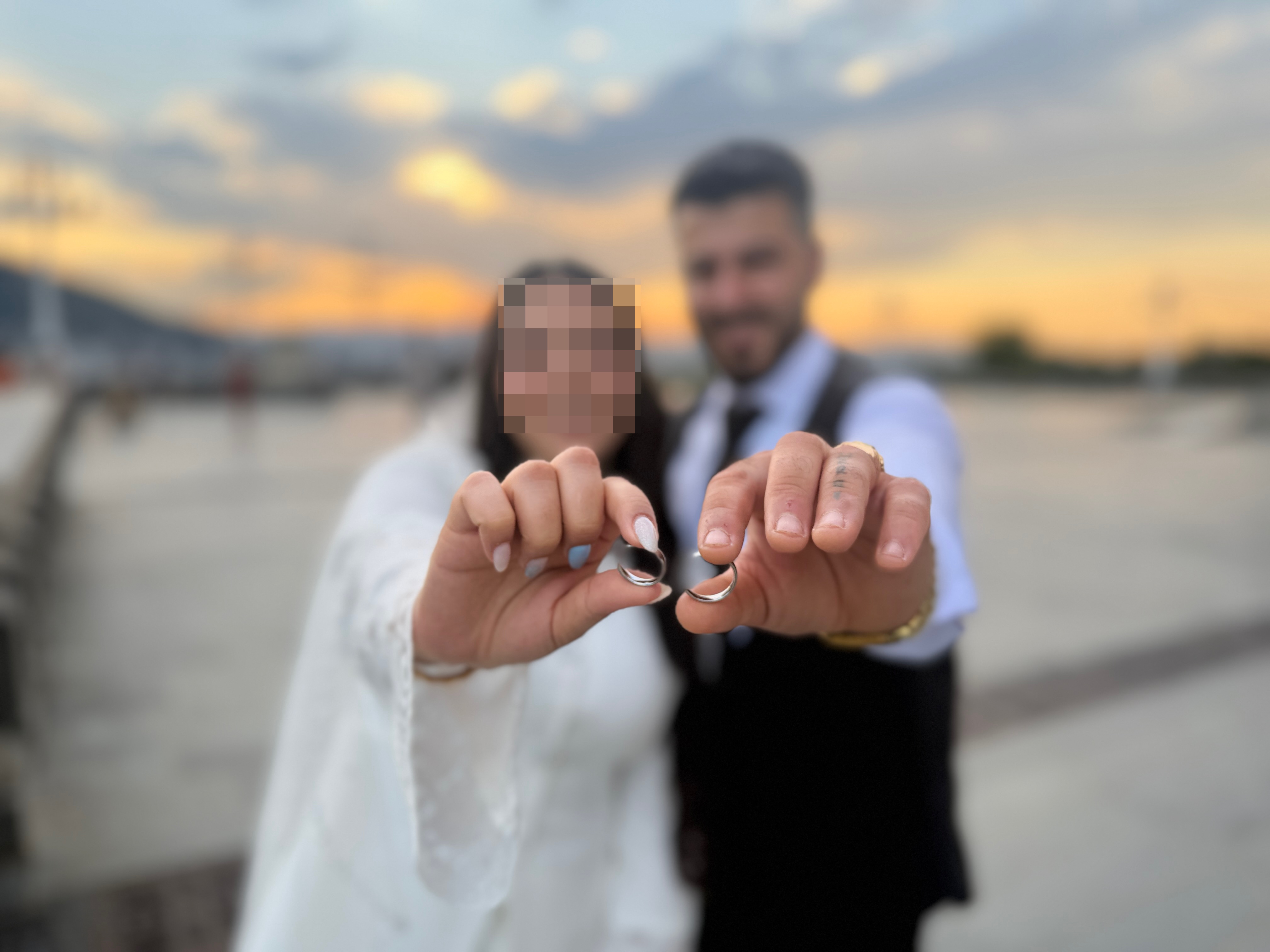 سند ازدواج رسمی گرجستان و زوجین در کنار مامور ثبت