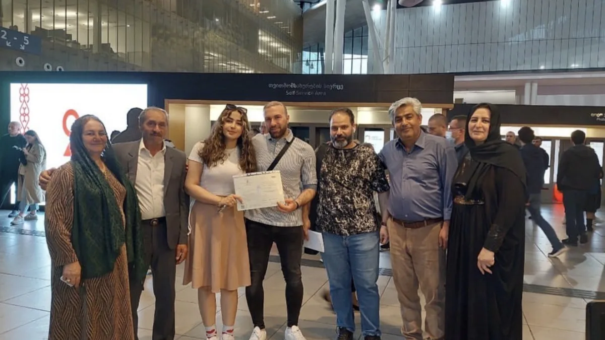 زوج در کنار دو شاهد در دفتر ثبت ازدواج در گرجستان