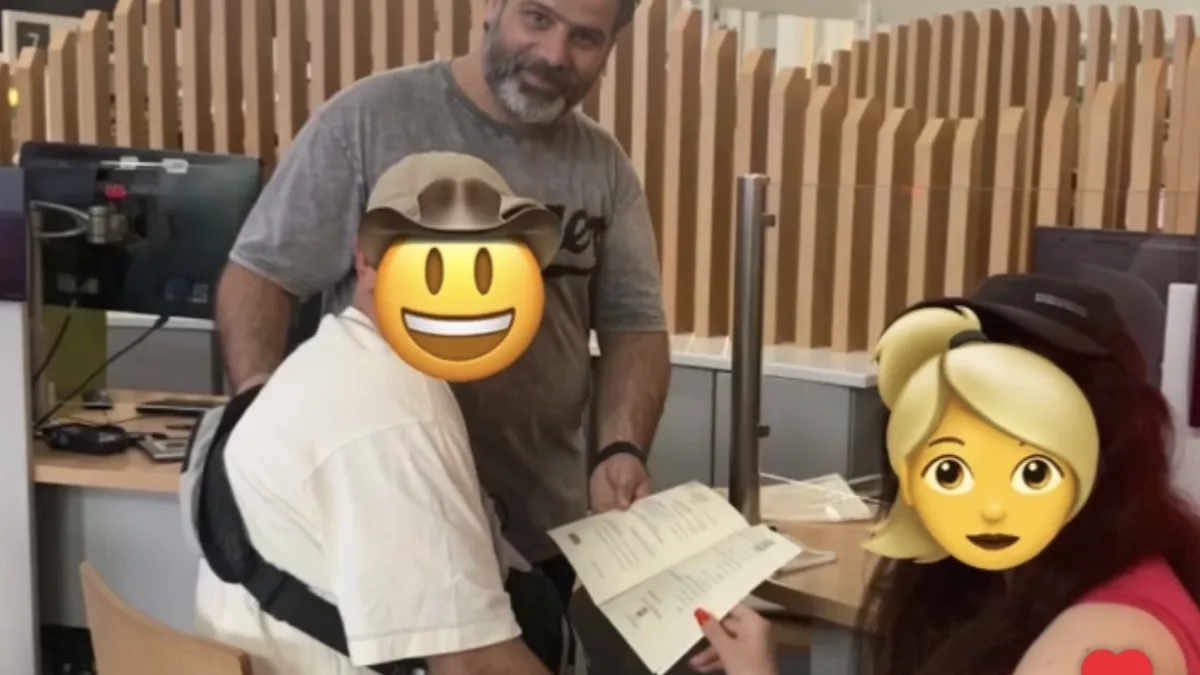 زوج ایرانی و فرانسوی در دفتر ثبت ازدواج در گرجستان